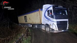 Garbagna, autotreno fuori strada: Strada Provinciale 120 bloccata