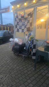 “Ciao Geppo”, un mazzo di fiori e sciarpe sulla sua Vespa