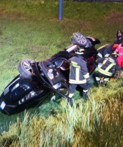Lo scontro, poi un’auto finisce nel campo e l’altra si allontana