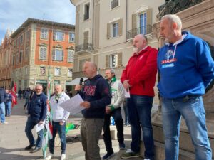 In piazzetta la manifestazione dei sindacati