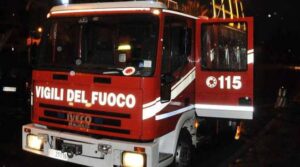Sale: l’incendio parte dal garage e si propaga, poi lo scoppio di una bombola