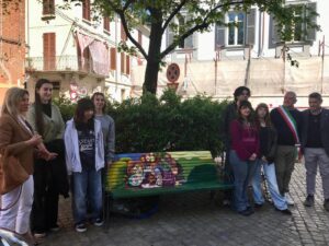 Panchine d’autore a Valenza: il Liceo Carrà celebra Pier Paolo Prandi