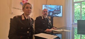 Aggredisce fotografo che canta “Bella ciao”: denunciato 57enne