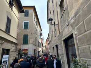 Ovada, mercatino dell’antiquariato: bancarelle in centro per il 1° maggio