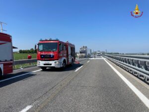 Incendio su A21: in fiamme motrice di tir carico di alimentari