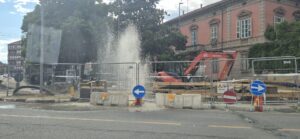Alessandria: salta tubatura in piazza Valfrè. Amag al lavoro. Danni riparati entro domattina. Il Comune manda le autobotti