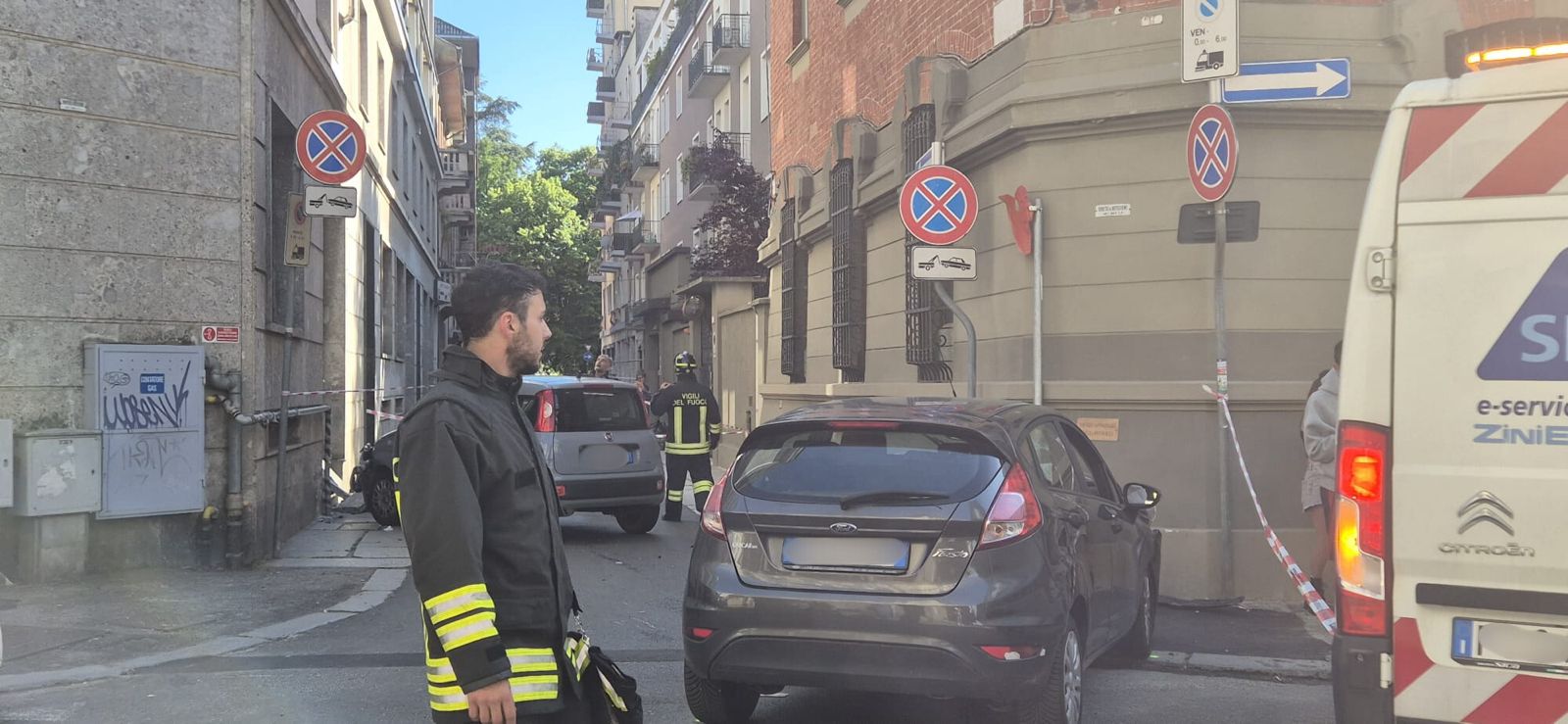 Alessandria: camion urta balcone, cassone danneggiato