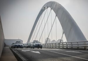 Ponte Meyer, salvato un uomo in bilico sul vuoto