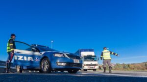 Otto migranti nascosti sul Tir sbagliato: individuati dalla Polstrada