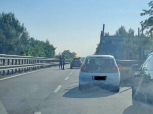 Incidente in tangenziale: coinvolto un motociclista, non è grave