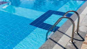 Alessandria, 16enne rischia di annegare in piscina