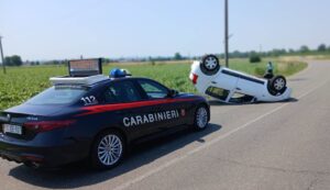 Auto si ribalta sulla SP 246 a Oviglio: illeso il conducente