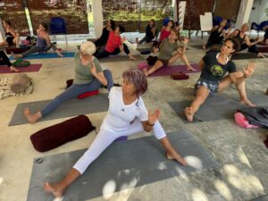 Yoga: il mondo si ferma, inspira e saluta il Sole