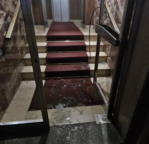 Notte folle in via Isonzo, sfondata la vetrata d’ingresso di un palazzo