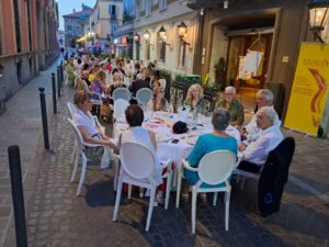 Alessandria, la cena del dono “accende” via Cavour