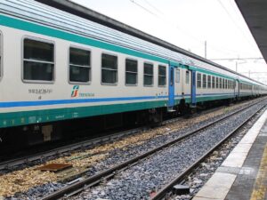 Donna investita sui binari a Stradella: sospesa la circolazione ferroviaria tra Alessandria e Piacenza