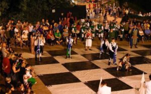 Patronale di Castelnuovo: cibo, musica, teatro e gli scacchi viventi