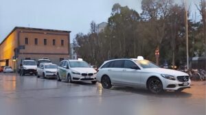Sola alla stazione di Alessandria per oltre un’ora: “Taxi irreperibili di notte”