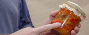 Botulismo alimentare: che cos’è e come evitarlo in cucina