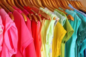 Giallo burro, azzurro cielo: i colori dell’estate