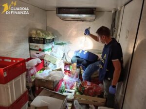 Cibo cinese in cattivo stato di conservazione: 382 kg bloccati a Tortona