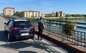 Casale, uomo tenta il suicidio dal ponte: salvato dai Carabinieri