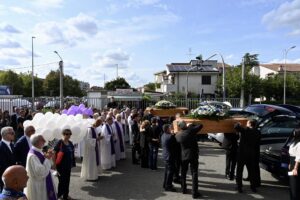 Alessandria: l’addio a Simona e Massimiliano Monticone, morti insieme nell’incidente aereo