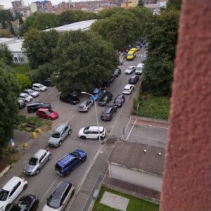 Parcheggio selvaggio davanti a scuola: “Bambini a rischio. E i vigili?”