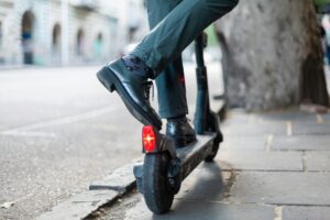 Alessandria: giovane in monopattino investe anziana. La donna ha riportato lesioni lievi