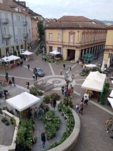 Fiori, teatro e vinili: gli appuntamenti di domenica