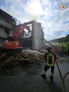 Castelletto d’Orba, fienile in fiamme: Vigili del Fuoco al lavoro dall’alba