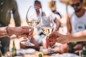 Aperitivo solidale con Gavi Docg per sostenere la cooperativa Pazza Idea