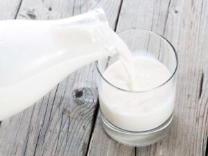 Prezzo del latte in calo: rischio crisi per il comparto caseario