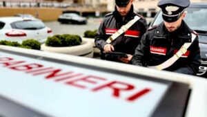 Tortona, ruba in boutique e aggredisce una commessa: arrestata