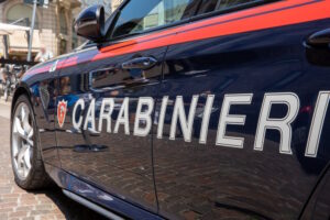 Ventinovenne violento fuori da un locale di Rosignano: scatta il Daspo