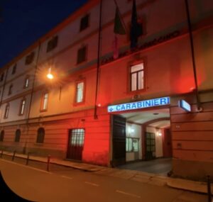 Caserma dei Carabinieri: martedì accensione della facciata arancione