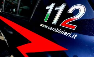 Alessandria, tre giovani rubano un borsello e fuggono: il derubato tenta l’inseguimento