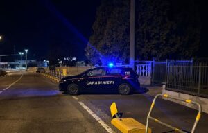Ubriaco e armato di coltello, tenta di rubare in una concessionaria