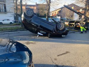 Viale Milite Ignoto: l’urto poi la Ypsilon si cappotta