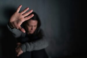 Conzano, tenta di strangolare la compagna con una sciarpa e poi la picchia