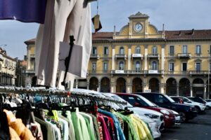 Controlli al mercato di Alessandria: sequestrate calzature abusive