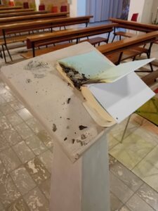 Oltreponte: vandali in chiesa, bruciato un libro sacro