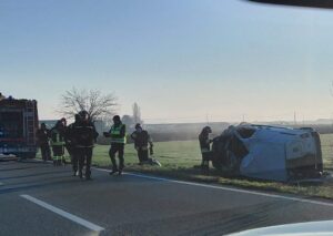 San Giuliano Vecchio: furgoncino fuori strada, poi le fiamme spente dai pompieri