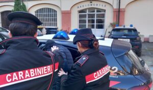 Inseguimento ad alta velocità sull’A21: arrestati due fuggitivi dopo lo schianto dei Carabinieri a Quattordio