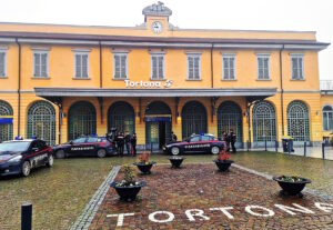 Tortona: i Carabinieri fermano un uomo ubriaco armato di katana
