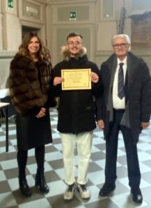Ha la media superiore al nove: ed è premiato