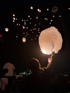 Lancio delle lanterne, i perché di una tradizione