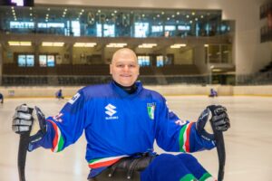 «Toccatevi le palle»: Lanza lancia la sua campagna per la prevenzione