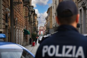 Tentano il raggiro del finto incidente, ma la vittima chiama la Polizia. Un arresto