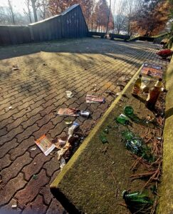 II sabato ad alto tasso alcolico: scempio al Monumento della Resistenza,